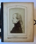  - [PHOTO ALBUM, ROOS, VERHAAR, HENDRIKSE, KLEYN] Fotoalbumpje met portretfoto's in het carte-de-visite-formaat van de Amsterdamse familie Roos.