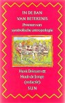 Driessen , Henk . & Huub de Jonge . ( Redactie . ) [ ISBN 9789061684084 ] 3619 - In de Ban van Betekenis . ( Proeven van Symbolische Antropologie . ) Badhuis bezoek in Marokko . Huwelijksgeschenken in Algarije. Het lezen van ingewanden in Ethiopië. Zinloos en zinvol geweld in de moderne maatschappij. Gevechten tussen stieren -