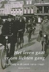 Maarten van Doorn - Het leven gaat er een lichten gang : Den Haag in de jaren 1919-1940