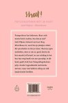 Wijnen , Anki . [ ISBN 9789463140003 ] 5119 - Shoot! ( fotograferen met je hart . ) Fotograferen kan iedereen. Maar echt mooie foto's maken, hoe doe je dat? Anki Wijnen, bekend van haar blog Zilverblauw.nl, weet hoe je plaatjes schiet die sprankelen en die je raken. Waarop ogen twinkelen,  -