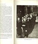 Dijksterhuis, E.J. Prof. Dr - Scientia Deel 1 Handboek voor wetenschap kunst en godsdienst .. met medewerking van 33 specialisten uit Noord- en Zuid-Nederland. Zwart-wit afbeeldingen