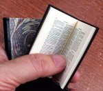 (CATHARIJNE PRESS) - Évangile de Notre Seigneur Jesus-Christ selon Saint Matthieu d'après la version revue par J.F. Ostervald. (Luxe-editie in leer). (CATHARIJNE PRESS) - Évangile de Notre Seigneur Jesus-Christ selon Saint Matthieu d'après la version revue par J.F. Ostervald. (Luxe-editie in leer).