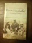 Oort, Dorinde van - Vrouw in de schaduw. Een familiegeschiedenis