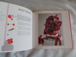 Kühne, Monica, Kuhne, Saskya - Taart ! ( Spectaculaire taarten maak je zelf. )Taart! is een boek waar je vrolijk van wordt! Stap voor stap leer je de techniek van het cake-decoreren, .................