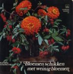 Katinka Hendrichs - Bloemen schikken met weinig bloemen: vaardige handen  36 - Katinka Hendrichs