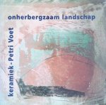Voorde, Reinier van de - Onherbergzaam landschap: Keramiek van Petri Voet *GESIGNEERD*