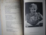Schmidt, Annie M.G. - De familie Doorsnee. Met een voorwoord van Wim Ibo, Portretten, Tekeningen van Wim Bijmo