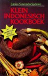 Suwondo Sudewo , Raden . [ ISBN 9789024502165 ] 4818 - Klein Indonesisch Kookboek . ( Dit boek wijst u de weg in de Indonesische keuken, die lang niet zo ingewikkeld is als zij vaak lijkt. Duidelijke recepten gekoppeld aan informatie over specerijen en andere specifieke ingrediënten, èn schema's die -