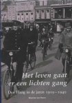 DOORN, MAARTEN VAN. - Het leven gaat er een lichten gang. Den Haag in de jaren 1919 - 1940.