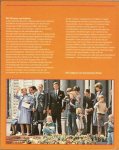 HENK DENTERS  & JOHAN JONGMA - DE 32 JAREN VAN JULIANA een oranje getint tijdsbeeld van 1948-1980