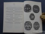 Coll. / Musées Royaux d'art et d'histoire. - Tsuba. La collection des gardes de sabres japonais des musées royaux d'art et d'histoire / De verzameling stootplaten van de koninklijke musea voor kunst en geschiedenis. [texte FR-NED]