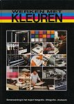 Schans, Jan J. van der (red.) / Charpentier, P.J. / Jongeleen, G. / Loohuizen, A. / Peski, A.C.H. van / Raemakers, L.J. / Schilstra, D. - Werken met kleuren. Samenwerking in het traject fotografie, lithografie, drukwerk
