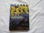 Simonet-Avril, Anne (tekst); Sophie Boussahba (foto's) - Lavend - Lavendel. Op het land en in huis, tuin en keuken.
