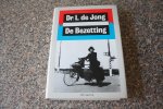 Jong, Dr. L. de - DE BEZETTING NA 50 JAAR