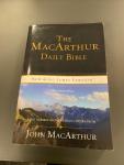 Thomas Nelson - The Macarthur Daily Bible / Read Through the Bible in One Year, with Notes from John MacArthur