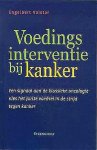 Valstar , Engelbert . [ isbn 9789058601926 ] 3517 - Voedingsinterventie bij Kanker . ( Een signaal aan de klassieke oncologie . Kies het juiste voedsel in de strijd tegen kanker . ) Voeding is belangrijk in gezondheid. Voor kankerpatiënten is dit belang nog groter. Het lichaam moet een goede afweer -