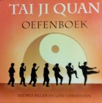 Bilger , Andrea . & Loni Liebermann . [ isbn 9789069634630 ] 3415 - Tai Ji Quan . (  Oefenboek . ) Tai Ji Quan Oefenboek brengt de complexe en meditatieve bewegingskunst van Tai Ji Quan ongeëvenaard eenvoudig en helder in kaart. Als in een film worden beeld voor beeld, in meer dan 1500 tekeningen, -