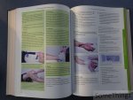 Snellenberg, Willem. - Handboek sportmassage. Alles over: bevordering van de algemene gezondheid, functieonderzoek doen, behandelplan opstellen, masseren, tapen en bandageren, leefstijladviezen geven, eerste hulp, toegepaste anatomie en fysiologie.