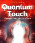 Gordon , Richard .  [ isbn 9789020243994 ] 1917 - Quantum-Touch . ( Een doorbraak in het genezen met je handen . ) Richard Gordon laat in 'Quantum-Touch' zien hoe je je energie op zo'n niveau kunt brengen dat een lichte aanraking al pijn verminderen kan en een helend effect heeft.  -