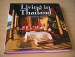Luca Invernizzi Tettoni en William Warren - Living in Thailand Traditional and Modern Homes and Decoration