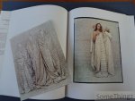 Lalla Essaydi (photogr.) and Fatema Menissi (essay). - Les femmes du Maroc. [Incomplete!]