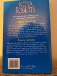 Nora Roberts - VOOR ALTIJD VERLIEFD / bevat 2 verhalen: (1) Tijdloze hartstocht ; (2) Eeuwig avontuur