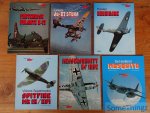 Mister Kit / J.P. De Cock / G. Aders / G. van Damme. - 6 publications: 1) Fortresse volante B-17. 2) Junkers Ju-87 stuka. 3) Hawker Hurricane. 4) De Havilland mosquito. 5) Messerschmitt Bf 109E. 6) Vickers supermarine Spitfire Mk IX/XVI.