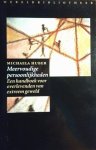 Huber , Michaela . [ ISBN 9789028417236 ]  0314 - Meervoudige   Persoonlijkheden . (  Een handboek voor overlevenden van extreem geweld . ) 'Meervoudige persoonlijkheden is een grondig overzichtswerk over het ontstaan, de herkenning en de behandeling van dissociatieve identiteitsstoornissen: kundig