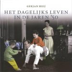 Heij , Herman . [ ISBN 9789058978851 ] 4319 - Het Dagelijks Leven in de Jaren '50 . (  Dit boek toont ons in prachtige, sfeervolle zwart-witfoto's het dagelijks leven in de jaren '50. Het was de tijd van hoelahoepen, petticoats en rock-'n-roll, van Berini's en buikschuivers. -