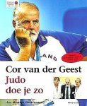 Westermann , Maarten . [ isbn 9789077072691 ] - Judo Doe je zo ! ( Met Cor van der Geest en zijn zonen Dennis en Elco . )  Judo is een sport die we wél kennen, maar waar we weinig van weten. Cor van der Geest brengt daar verandering in het boek Judo doe je zo! dat in november verschijnt.  -