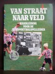 Steen, Henri van der (red) - Van straat naar veld. Handleiding voor de jeugdvoetbal spelleider