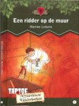 Letterie, Martine  Tekeningen : Rick de Haas  .. Ontwerp omslag en opmaak Irene Bakker - Een ridder op de muur