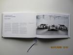 Porsche, Dr. Ing. F. - Porsche. De 911 : Porsche Indentiteit.  Dit boek biedt een totaalindruk van de 911, waarvan alle uitvoeringen uitvoerig in beeld worden gebracht  (Nederlandstalige uitgave)