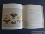 Solodkoff, Alexander von. - Russische Goldschmiedekunst 17.-19. Jahrhundert. Silber-Email-Niello-Golddosen-Schmuck. Solodkoff, Alexander von. - Russische Goldschmiedekunst 17.-19. Jahrhundert. Silber-Email-Niello-Golddosen-Schmuck.