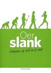 Stigt, Yvonne van . [ ISBN 9789081772846 ] 3618 - Oerslank . ( Waarom zij wel en ik niet; de individuele routeplanner naar een (blijvend) gezond en slank lichaam . ) We geven miljarden uit aan ‘gezondheidszorg’ en toch worden we met z’n allen steeds dikker en ongezonder. Het is duidelijk: het roer -