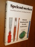 Oordt, Lotte Marie van ea. - Spelend werken. Tekenen, handenarbeid, textiele werkvormen
