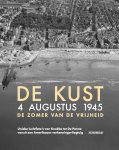 Birger Stichelbaut, Wouter Gheyle, Jeroen Cornilly, Mathieu De Meyer - De Kust. 4 augustus 1945. De zomer van de vrijheid Unieke luchtfoto's van Knokke tot De Panne