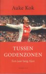 Kok, Auke - Tussen Godenzonen (Een jaar lang Ajax), 285 pag. paperback, gave staat
