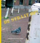 Brunt , Lodewijk . & Kees Tamboer . [ ISBN 9789085065159 ] 3719 ( Gesigneerd door Lodewijk Brunt met een opdrachtje . ) - De Straat op ! ( Paaltjes en poezie in Amsterdam . ) Amsterdammers denken dat Amsterdam de mooiste stad van de wereld is. Maar als je ziet hoe de straten en pleinen erbij liggen.... Schots en scheef staande paaltjes, borden met onbegrijpelijke -