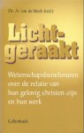 Beek, A. van de - Lichtgeraakt. Wetenschapsbeoefenaren over de relatie van hun gelovig christen-zijn en hun Werk