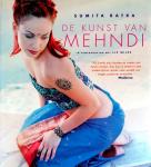 Batra, Sumita. & Liz Wilde. [ ISBN 9789023010357 ] 4320 - De Kunst van Mehndi. ( De kunst van mehndi is schitterend geïllustreerd met meer dan 120 foto's, waarvan vele speciaal voor dit boek werden gemaakt. ) Mehndi (indiaas voor henna) is een speciale oosterse vorm van het beschilderen van het -