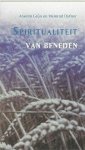 Grun, Anselm . & Meinrad Dufner . [ isbn 9789024264643 ] 1026 - Spiritualiteit van Beneden . (  In de geschiedenis van de spiritualiteit zijn ruwweg twee stromingen te onderscheiden: spiritualiteit van bovenal en van onderop. De tweede drukt uit dat God niet alleen in de bijbel en via de kerk spreekt, maar ook -