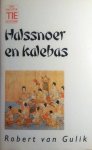Gulik , Robert van . [ isbn 9789022510636 ] 0525 - Halssnoer  en  Kalebas  . ( Een rechter  Tie  mysterie . ) Rechter Tie raakt verwikkeld in een warnet van duistere misdaden die zich afspelen in Rivierstad. Onmiddellijk bij zijn aankomst wordt rechter Tie geconfronteerd met de weerzinwekkende -