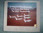  - Grote Foto USAF Thunderbirds opgedragen aan Generaal Majoor Willem Breeschoten, Directeur Operatien van de Luchtmachtstaf en Director of Operations Headquarters Aircent Ramstein met de handtekeningen van de piloten van de USAF Thunderbirds