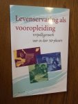 Huizing, Annet. - Levenservaring als vooropleiding. Vrijwilligerswerk voor en door 50-plussers Huizing, Annet. - Levenservaring als vooropleiding. Vrijwilligerswerk voor en door 50-plussers