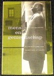 Hoeven, Dr. M.B. van der - Mens en gemeenschap - Maatschappijleer voor onderwijs en opvoeding
