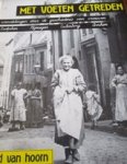 Hoorn, van, Ingrid - Met voeten getreden - wandelingen door de geschiedenis van vrouwen Hoorn, van, Ingrid - Met voeten getreden - wandelingen door de geschiedenis van vrouwen