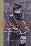 Cees Fasseur - Wilhelmina Krijgshaftig in een vormeloze jas