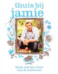 Oliver ,  Jamie  [ isbn 9789021520889 ] 2224 - Thuis bij Jamie . ( Kook met het ritme der seizoenen . ) In zijn nieuwe boek is Jamie weer helemaal terug in de keuken, zijn eigen keuken. Jamie laat zichzelf zien in zijn thuisbasis in Essex. -