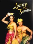Gerungan , Lonny . [ isbn 9789051217568 ]  4219 ( Gesigneerd met een opdracht voor Evelien . Met foto . ) - De Origineel Balinese Keuken . ( Authentieke familierecepten . ) In dit bijzondere kook- en kijkboek van chef-kok Lonny Gerungan wordt voor het eerst de authentieke keuken van het Indonesische godeneiland Bali uitgebreid belicht. -
